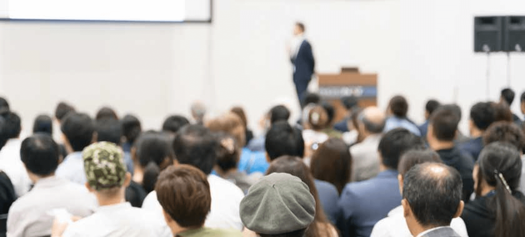 マンション管理組合向けの説明会の様子。多数の参加者が講師の話を聞いている