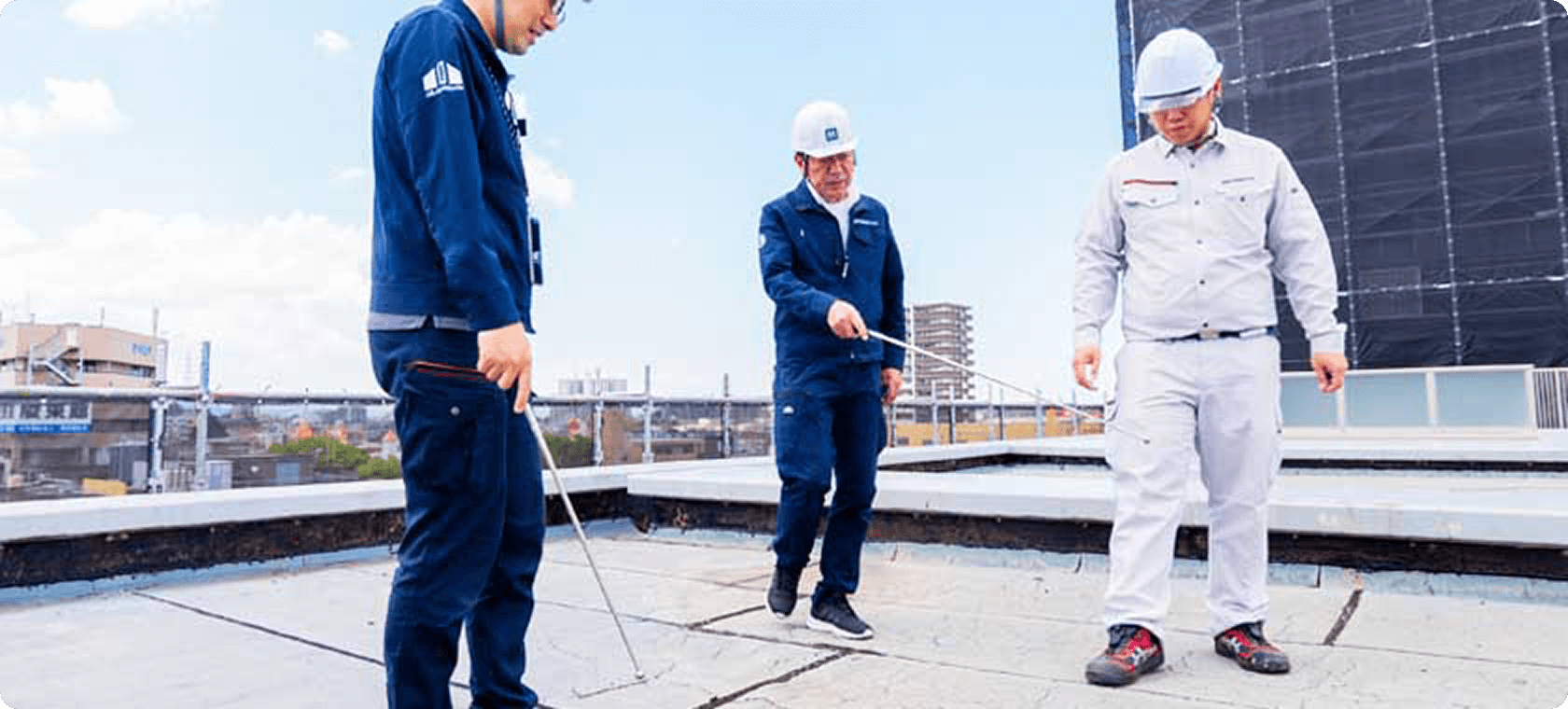 修繕工事が完了した建物の足場と検査の様子