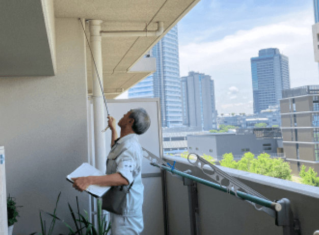 建物外壁の劣化診断を行っている技術者の様子