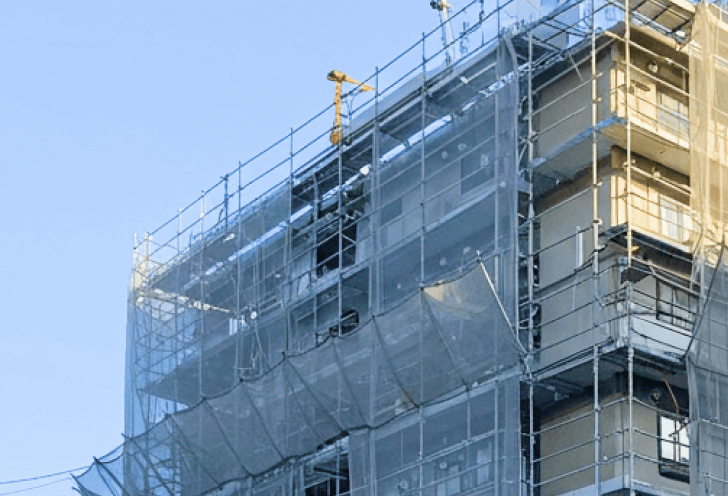 耐震診断に向けて足場が組まれたマンション外観